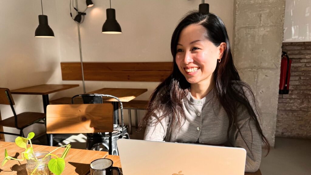 カフェで仕事中のまいさん