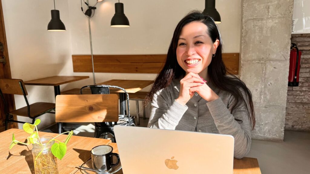 カフェで仕事中のまいさん
